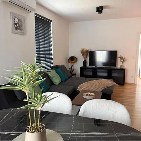 公寓 Moderne 2-zimmer Mit Klima & Parkplatz In